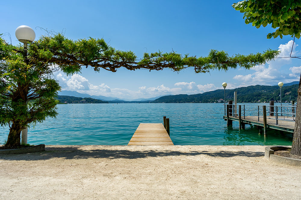 Steg ragt in einen blauen See