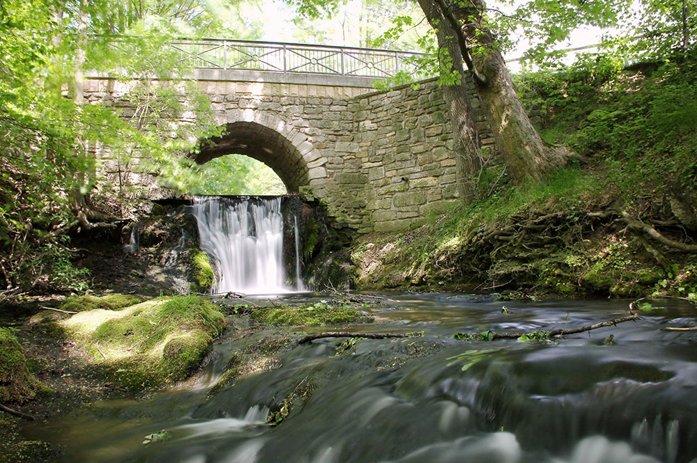 Brücke mit kleinem Wasserfall