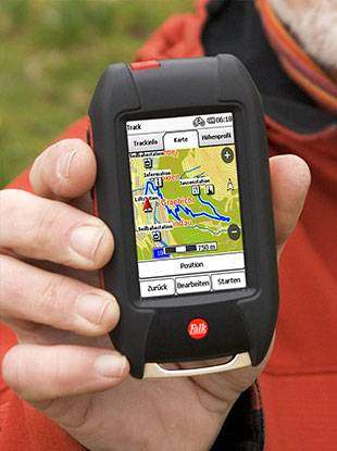 Foto3: Fit in den Radl-Sommer, Hand mit Navigationsgerät