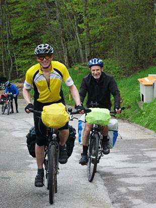 Foto3: Fit in den Radl-Sommer, Hand mit Navigationsgerät